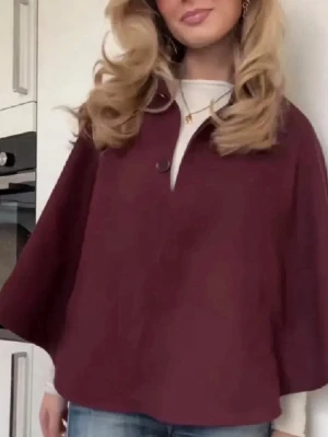 Röd poncho/vår jacka - Säljer en supersöt vinröd poncho perfekt till våren. Bra skick, skriv bara om du har frågor!!💐💐