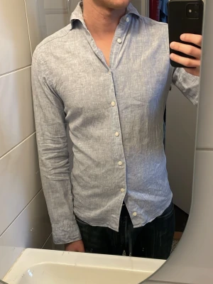 Linneskjorta Eton  - As snygg ljusblå linneskjorta från Eton som gör ont att sälja. Har bara använts lite grann en sommar. Storleken är 36 vilken motsvarar S, slimfit. Köpt för 2000, tvingas sälja för 750. 