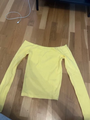 Gul offshoulder  - Helt ny! 