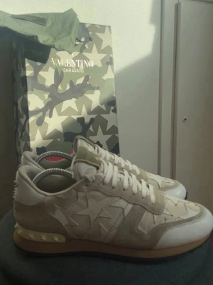 Vita Valentino Rockrunner - Vita rockrunners i mycket bra skick. Det är storlek 42,5 men passar 43. Ställ frågor!