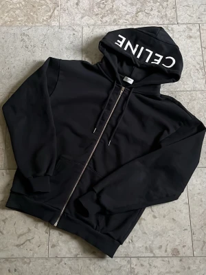 Svart C hoodie - Snygg svart hoodie från C med vit logga tryckt på huvan. Storlek xs passar S, hör av er vid fler frågor🙏