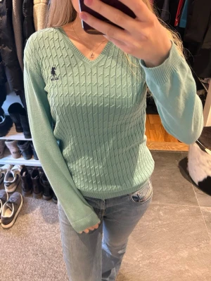 Turkos tröja USPA - Snygg turkos tröja från USPA storlek 12-13 år men passar xs-s. Använd några gånger men inga defekter förekommer, fint skick. Skriv för fler bilder 🩷