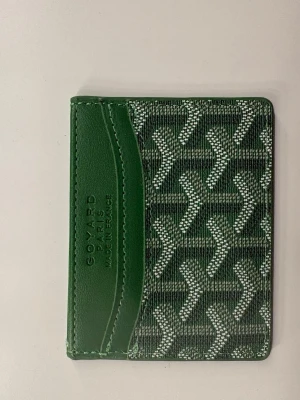 Grön korthållare med mönster! - Superfin och enkel grön korthållare med mönster, upp till 4 kort + kontanter om det behövs eller andra viktiga paper!       Pris går att diskutera!