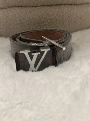 L.V bälte  - Skickar imon 24 timmar 110cm kommer även med en hålslagare 