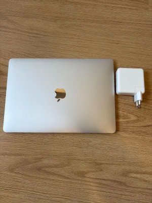 MacBook Pro, 13-inch, 2017, two Thunderbolt 3 ports - Billigare pris på vinted! Fungerar perfekt för vardagligt bruk och är i fint skick, bortsett från lite naturligt slitage.  Processor: 2,3 GHz Dual-Core Intel Core i5 Minne: 8 GB RAM Grafik: Intel Iris Plus Graphics 640 Skärm: 13,3-inch Retina Lagring: 128 GB SSD  Mycket fint överlag. Något litet märke i kanten på höger sida   Status ”Service rekommenderas”. Fungerar perfekt med laddaren i. Jag rekommenderar dock att byta batteri för en smidigare användning.  Ingår: • Original-laddare, ej sladd