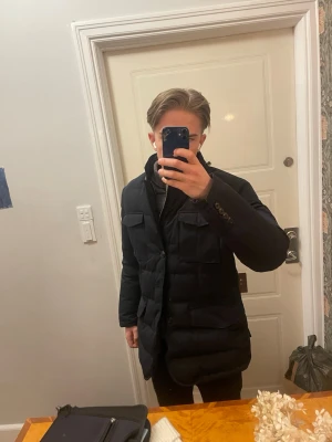 Jacka | Kavaj - Kavaj jacka | Massimo dutti | Mörkblå | Vinteranpassad, väldigt varm, ett mer elegant alternativ till alla dessa barnsliga pufferjackets | innanmäte/väst i grå färg (avtagbar) | Nypris 3479:-