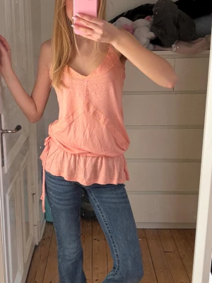 Korall topp - Supersöt korall topp som är perfekt nu inför vår och sommar. Storlek S från ICHI💕