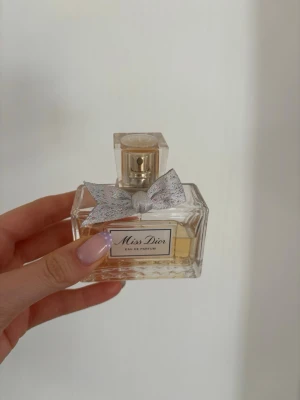 Miss Dior Eau de Parfum - Miss Dior Eau de Parfum. 50ml från början, nu är det ungefär hälften kvar💕