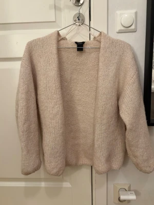 Beige kofta - Säljer denna beiga kofta från Lindex💗 stolen xs/s och bra skick!!🥰