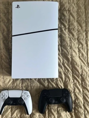 Sony PlayStation 5 Digital Edition med två handkontroller - Helt nytt skick knappast använd box medföljer samt 2 handkontroller