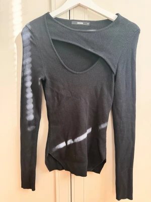 Svart topp med cutouts - Jättesnygg men används tyvärr inte 
