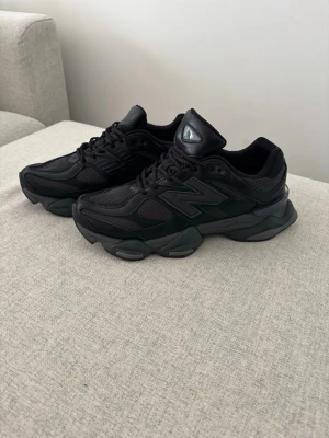 Svarta New Balance 9060 - Svart New Balance 9060, nytt skick i storlek 45
