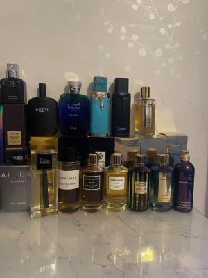 Parfymer - Parfymrensning, allt ska bort. Hör av er vid frågor och funderingar. Priser diskuteras i chatten 😊