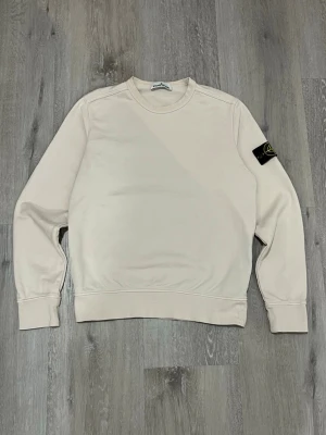 Stone Island Sweatshirt – Size M - Selling this beautiful Stone Island sweatshirt in perfect condition ✨ It has never been worn, so it’s completely unused, spotless, and like new. The item is 100% authentic, with the original sleeve badge.    Size: M Color: Beige 🤍✨.  I will ship it immediately after purchase 📦💨.  Message me anytime if you’d like more details!