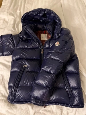 Moncler Maya - Säljer en helt ny Moncler Maya i storlek M. Jackan är aldrig använd och är felfri. Tags följer med på köpet! 