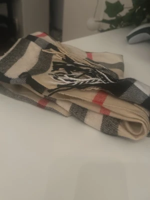 Burbery halsduk  - Fint skick bra för vinten 