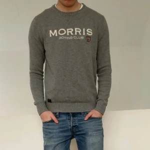 Morris grå tröja - En nice grå Morris tröja i strl M men sitter som en S. Tröjan är i mycket bra skick utan nåra defekter och hör gärna av er vid frågor elr funderingar!!
