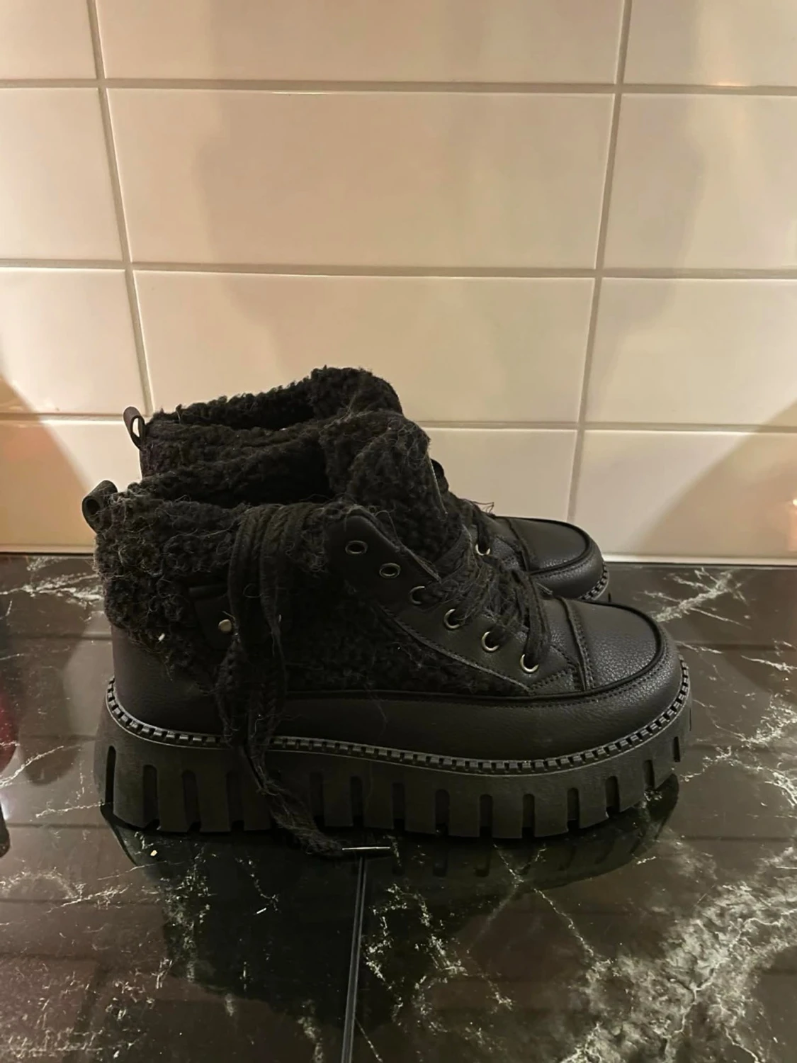 Svarta kängor med teddyfoder GD - 3