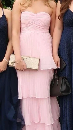 Ljusrosa balklänning - Säljer min så fina balklänning som jag bar i juni 2025! Den är endast andvänd EN gång och har inga skador eller defekter💞💞💞 köpte för 1300 kr från lulus💞💞💞