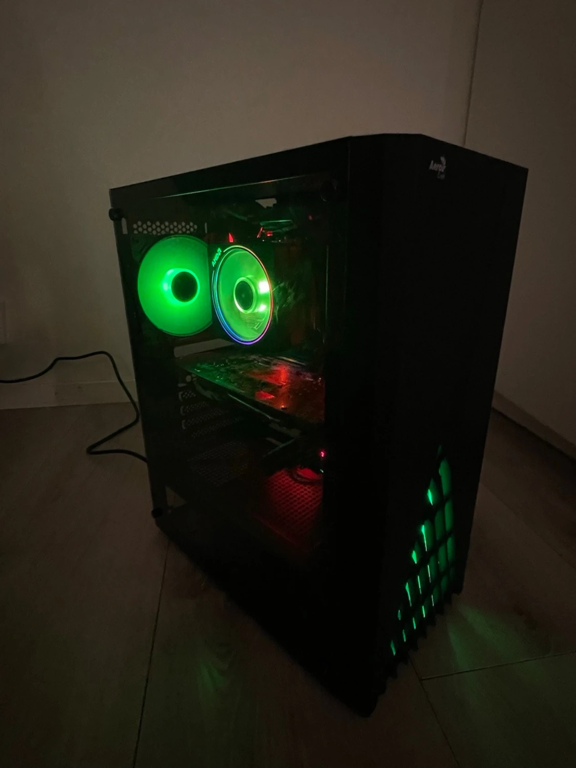 Svart stationär gamingdator med RGB - 1