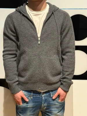 Gran sasso zip hoodie - Säljer denna stiliga gran sasso zip hoodie som är köpt för 3500kr💸 hör av dig vid eventuella frågor!