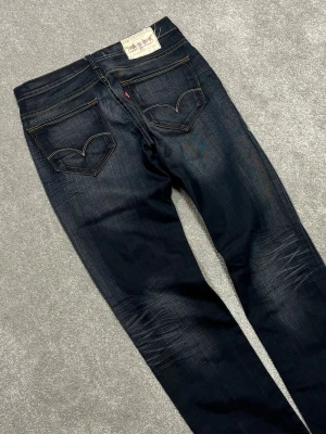 Levis 519 Jeans - Levis Jeans | Modell: 519 | Skick 9/10 mycket bra | Nypris ca 2500kr | Mitt pris 899kr | Midja: 39cm | Ytterbenslängd: 103cm | Benöppning: 18cm | Lår: 27cm | Kom gärna pm vid frågor eller funderingar | Postas eller möts upp i Gävle!