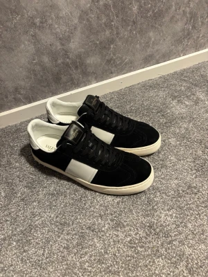 Valentino flycrew  - Valentino flycrew i storlek 42 helt nya säljer dom pågrund av att dom inte passar. Hör av er vid frågor. Priset är inte hugget i sten 