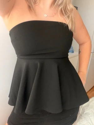 Svart tubtopp  - Svart tubtopp med volang från H&M, använd 1 gång 🤍 var gummi på insidan! 