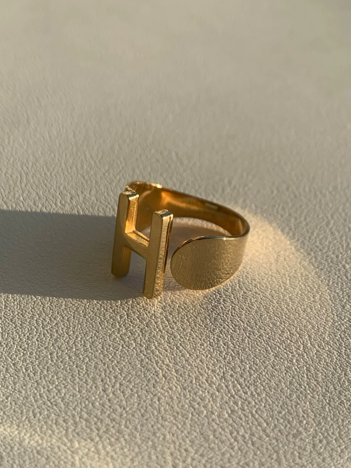 Guldring med H-design - 1