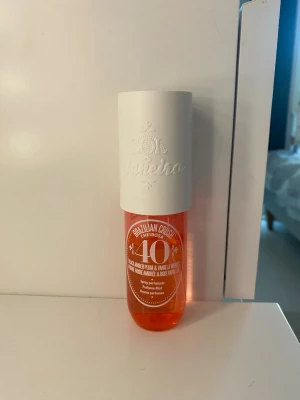 Sol de Janeiro Cheirosa 40 Parfymmist - En snygg parfymmist från Sol de Janeiro i doften Cheirosa 40. Ungefär lite mindre än hälften av flaskan är tom, den är alltså använd men inga fel på den. En full flaska är 90ml. Doften har inslag av black amber plum och vaniljträ. Perfekt för dig som gillar vaniljiga, fruktiga och varma toner.