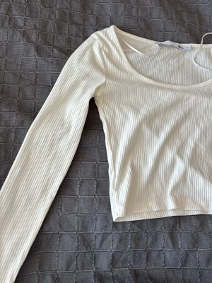 Vit långärmad tröja - Vit långärmad tröja från lager 157, mycket bra skick. Vid frågor skriv gärna 💌