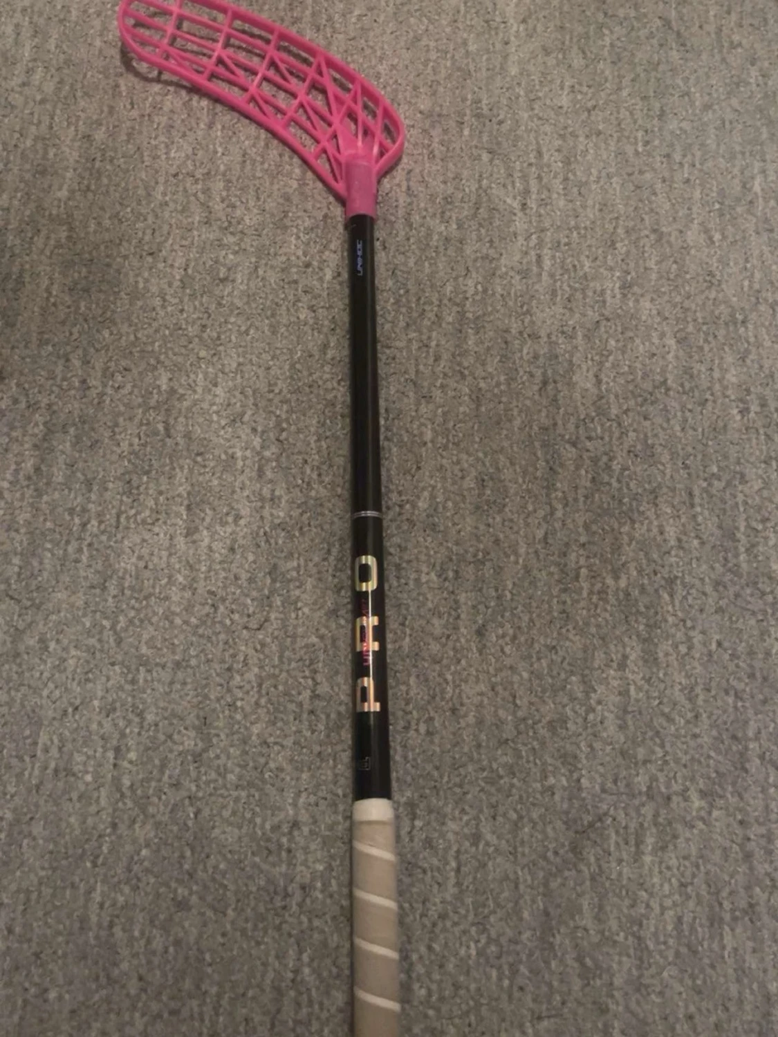 Innebandyklubba med rosa blad