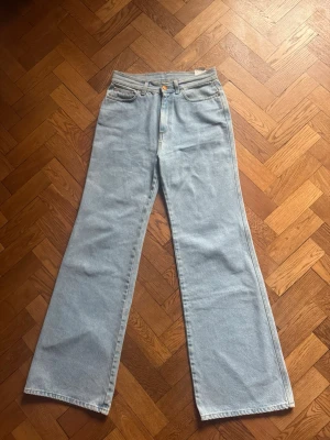 Rodebjer Hall w29 - Rodebjer Hall ljusblå jeans med vida ben och hög midja.  Sista bilden är lånad, mina jeans är ljusare blå.  Modell Hall Storlek 29 Endast provade, finns inget att anmärka på.  Midja 38 cm rakt över Beninnerlängd 84 cm