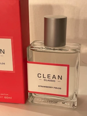 CLEAN Classic Strawberry Fields edp  - CLEAN Classic i doften Strawberry Fields. CLEAN Classic i doften Strawberry Fields.  60ml test sprayad   Parfymen doftar jordgubb och fräscht på samma gång. Nypris för 60ml är 550kr och uppåt. 