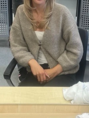 Beige stickad kofta - Mysig beige stickad kofta från lindex storlek xs/s🩷 något nopprig men annars i fint skick. Den är mörk beige i färgen.        (Koftan har ingen knapp eller annat så att den går att stänga, jag har på bilden endast en hårklämma och knäppt den med)