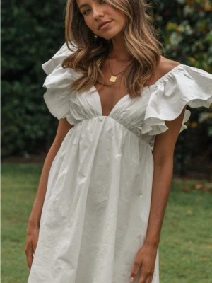 Vit klänning med volangärmar - Säljer en vit klänning med djup v-ringning och stora volangärmar. Klänningen har en öppen rygg med knytband och är perfekt för sommaren och studenten!! Klänningen är inte använd och har prislapp kvar, pris går att diskutera