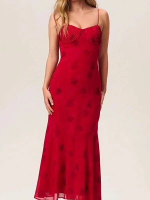 Adoore klänning röd  - SÖKER STORLEK 40!!!!!!