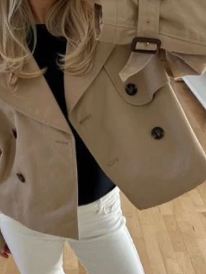 Trenchcoat Gina - Superfin beige trenchcoat från Gina! Inga defekter alls och fin beige färg 🩷
