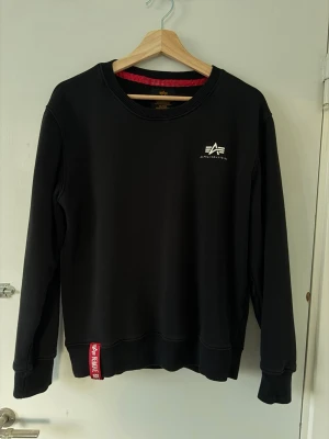 Sweatshirt från Alpha Industries - Sweatshirt  Alpha industries  Storlek: S  Svart   Tröjan är i väldigt bra skick.  Den har blivit för liten för mig så den står i garderoben utan användning.