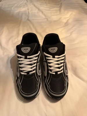 Svart vita b30 sneakers  - Ett par b30 sneakers som kommer med box och är helt oanvända 