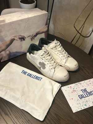 Vita sneakers från The Gallerist - Tja! Säljer as snygga skor från The Gallerist! | Skick 9/10 jättebra | Har inte använt skorna på länge | Storlek 44 | Nypris 2699kr | Mitt pris 2199kr | Hör av dig vid funderingar eller frågor! 