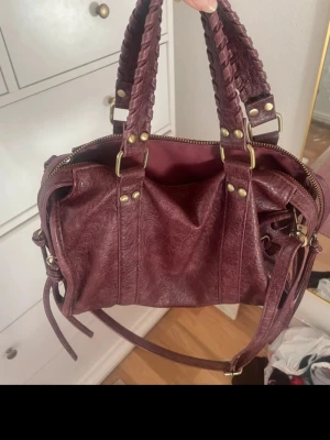 Rosa väska - Jättefin väska från Bershka som köptes i höstas. Tyvärr har den inte kommit till användning för jag har för många väskor. Skriv om ni undrar något💕