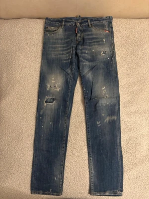 Dsquared2 Jeans - Säljer ett par äkta Dsquared2 jeans som är köpta på Yoox.com. Jeansen är i väldigt bra skick. Storlek 48