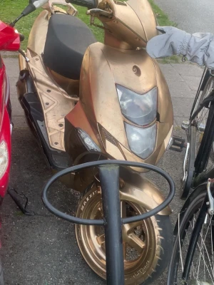 Svart scooter med hjälm - Säljer en svart scooter med sportig design och mattsvart finish. Scootern har en bred, bekväm sadel och robusta däck. En röd, svart och vit hjälm medföljer. Perfekt för dig som vill ta dig fram snabbt och smidigt i stan. Aragon gp klass 2 finns i Örebro 