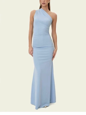 Ljusblå oneshoulder långklänning BYIC - Supersnygg ljusblå långklänning från BYIC med oneshoulder-design. Klänningen har figurnära passform och lätt rynkade detaljer i midjan som framhäver siluetten. Tillverkad i ett mjukt och stretchigt material som ger en elegant look.