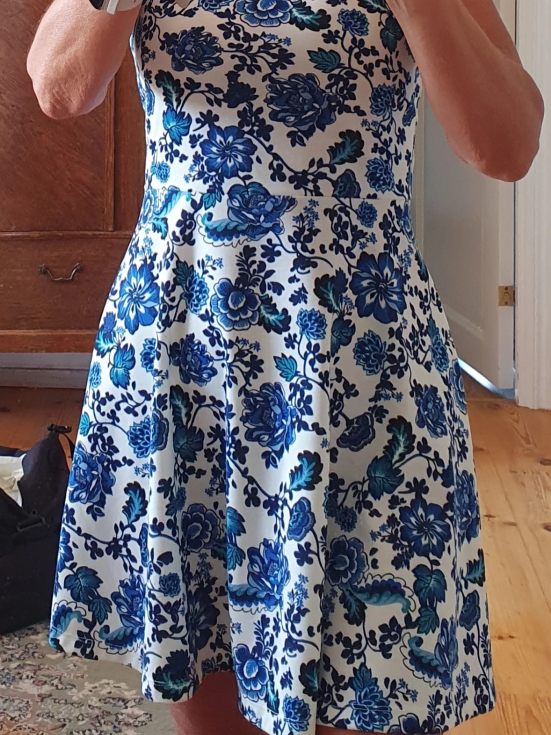 Blåvit blommig kortklänning
