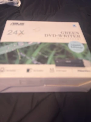 ASUS 24X DVD-brännare - Säljer en ASUS 24X DVD-brännare i originalförpackning. Perfekt för att läsa och bränna DVD- och CD-skivor till datorn. Förpackningen är vit med gröna detaljer och visar en bild på enheten. Passar till stationära datorer.