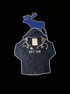 Vintage Navy Abercrombie & Fitch Hoodie - Säljer en riktigt fet Abercrombie and fitch hoodie helt utan defekter! Storleken är Medium men sitter mer som Large, men hänvisar till måtten nedan 👇  Längd: 65cm Bröstvidd: 50cm Armlängd: 68cm  Har du några frågor eller funderingar är det bara att skriva, kan gå ner i pris vid snabb affär 🙌  Skickar snabbt ⭐️ Jag gör inga returer ❌