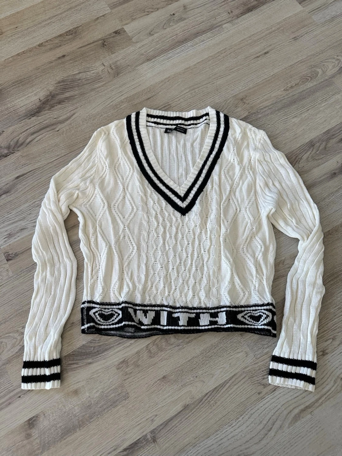 Vit stickad tröja med svarta detaljer - 6