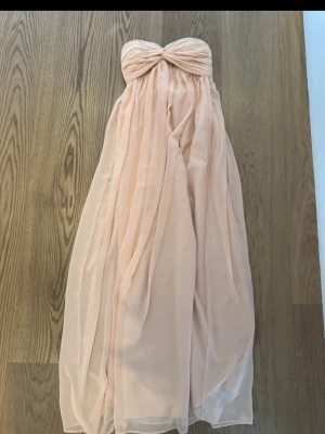 Rosa/beige balklänning  - Jätte fin balklänning, inga defekter, jag är 175 och den passar i längden. Färgen är lite rosa beige. Dragkedja finns på sidan! Väldigt fin